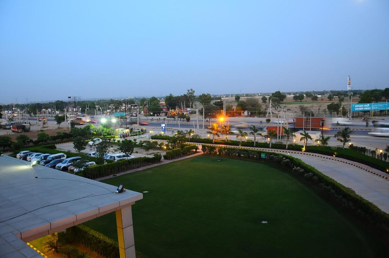 Park Inn By Radisson Gurgaon Bilaspur Manesar Dış mekan fotoğraf
